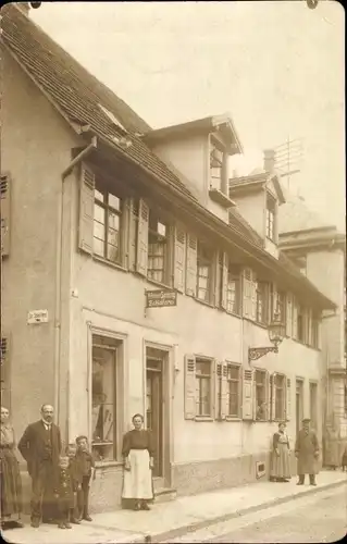 Foto Ak Anwohner vor Geschäftshaus, Schleiferei, 1913