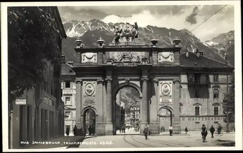 Ak Innsbruck Tirol, Blick auf die Triumphpforte, Gleise, Tiroler Waffenfabrik