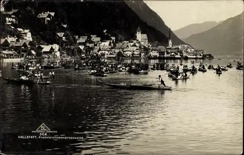 Ak Hallstatt im Salzkammergut Oberösterreich, Blick auf den Ort, Fronleichnamsprozession
