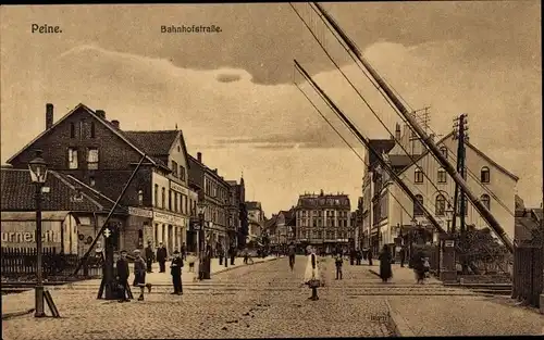 Ak Peine in Niedersachsen, Bahnhofstraße, Gastwirtschaft Zum Bahnhof, Bahnübergang