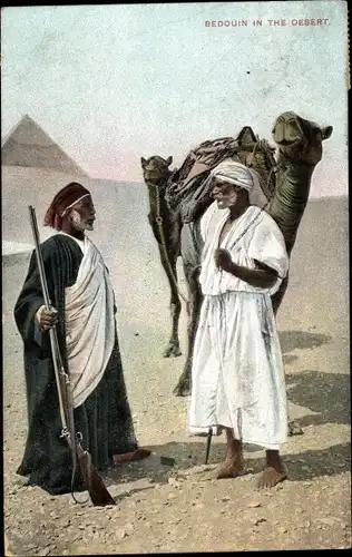 Ak Bedouin in the Desert, Beduinen in der Wüste, Kamele, Gewehr, Pyramide
