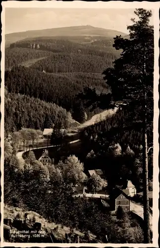 Ak Blauenthal Eibenstock im Erzgebirge, Ortsansicht, Panorama mit dem Auersberg