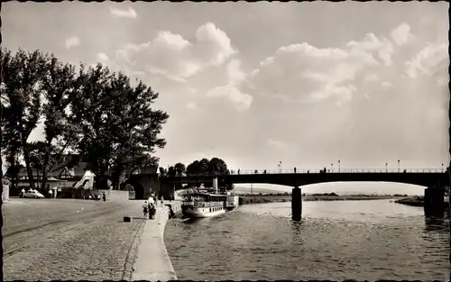 Ak Holzminden an der Weser, Weserbrücke, Schiff