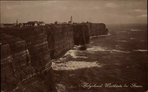 Ak Helgoland, Westküste bei Sturm, Leuchtturm