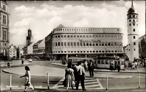 Ak Darmstadt in Hessen, Partie am Schloss, Passanten, Straßenbahn