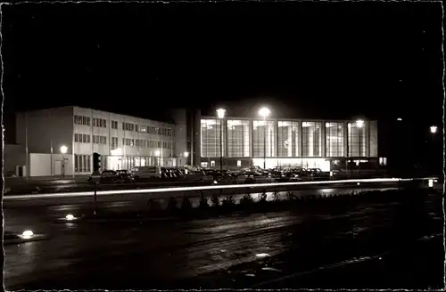 Ak Heidelberg, beleuchteter Hauptbahnhof bei Nacht, Parkplatz