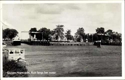 Ak Nigtevecht Utrecht Niederlande, Sluizen, Rust langs het water