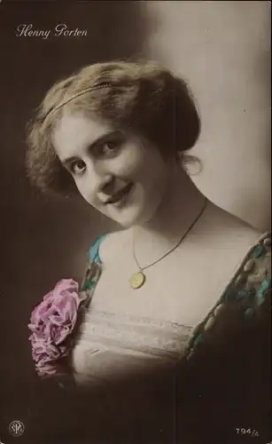 Ak Schauspielerin Henny Porten, lächelnd mit Kette