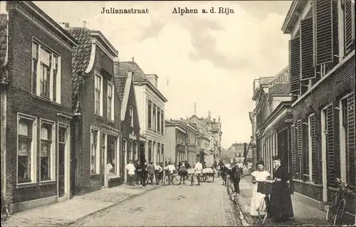 Ak Alphen aan den Rijn Südholland, Julianastraat, Passanten