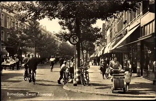 Ak Rotterdam Südholland Niederlande, Zwart Janstraat, Straßenpartie, Passanten