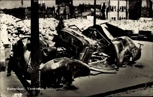 Foto Ak Rotterdam Südholland Niederlande, Schiedamsche Dijk, zerstörte Häuser und Autowrack