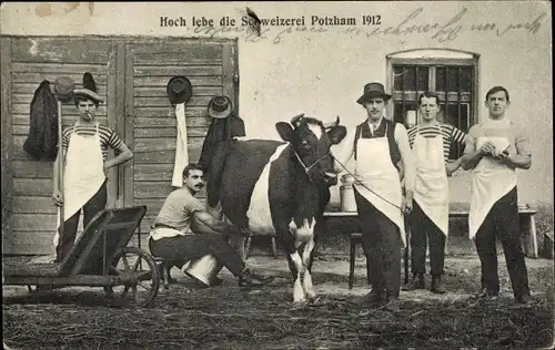 Ak Potzham Taufkirchen bei München, Hoch lebe die Schweizerei 1912, Männer in Schürzen, Kuh