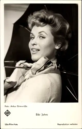 Ak Schauspielerin Bibi Johns, Portrait mit Schirm