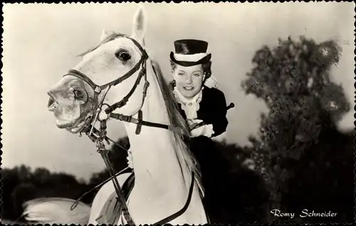 Ak Schauspielerin Romy Schneider, Portrait auf einem Pferd, Filmszene Sissi, Sisi