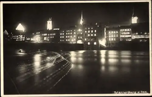 Foto Ak Wasserburg am Inn in Oberbayern, Stadtansicht bei Nacht