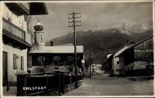 Foto Ak Ohlstadt in Oberbayern, Straßenpartie im Ort