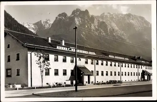 Ak Mittenwald in Oberbayern, Straßenpartie an einem Gebäude