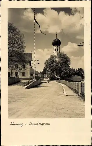 Ak Münsing am Starnberger See Oberbayern, Straßenpartie, Blick zur Kirche