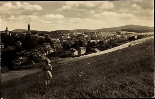 Ak Eibenstock im Erzgebirge Sachsen, Panorama mit Auersberg, Mädchen