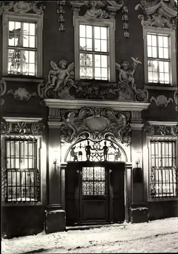 Ak Schneeberg im Erzgebirge, Am Museum für bergmännische Volkskunst zur Weihnachtszeit