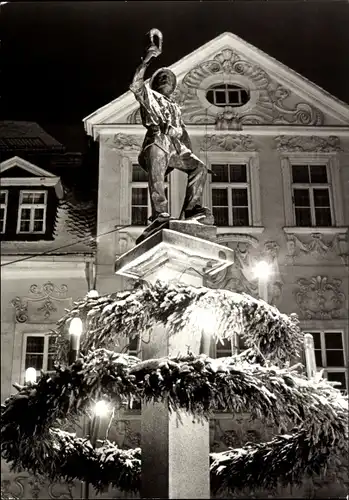 Ak Schneeberg im Erzgebirge, Bergmannsbrunnen zur Weihnachtszeit