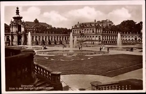 Ak Dresden Altstadt, Blick in den Zwingerhof (Kronentor)