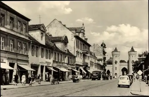 Ak Potsdam in Brandenburg, Friedrich Ebert Straße und Nauener Tor, Passanten