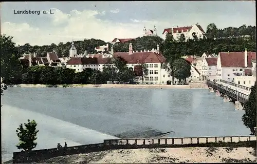 Ak Landsberg am Lech Oberbayern, Partie am Ufer, Teilansicht, Brücke