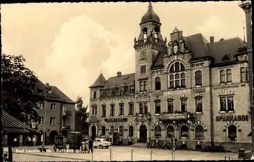 Ak Bad Lausick in Sachsen, Rathaus mit Postamt und Sparkasse