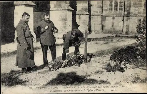 Ak Épine Marne, Officiers Francais deposant des fleurs sur la Tombe d'Officiers de Chasseurs