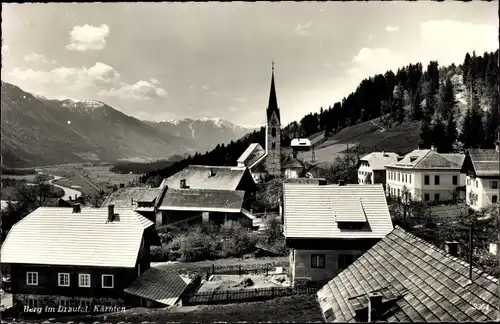 Ak Berg im Drautal Kärnten, Ortsansicht mit Kirche