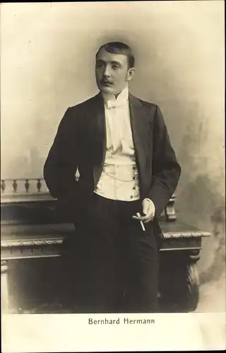 Ak Schauspieler Bernhard Hermann, Portrait mit Zigarette