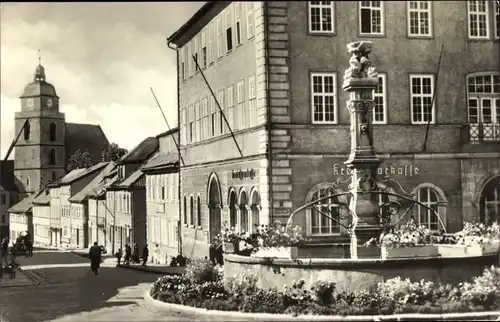 Ak Eisfeld in Thüringen, Marktbrunnen mit Blick zur Kirche, Kreissparkasse