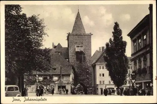 Ak Jena in Thüringen, Johannisplatz mit Johannistor, Passanten