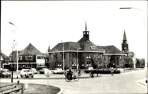 Ak Delfzijl Groningen, Gemeentehuis, Straßenpartie, Autos, Radfahrer