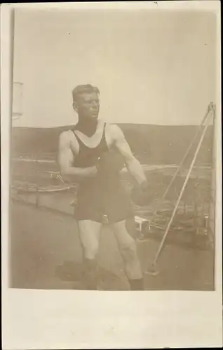 Foto Ak Sønderborg Sonderburg Dänemark, Deutscher Soldat in Sportkleidung mit Boxhandschuhen 1912