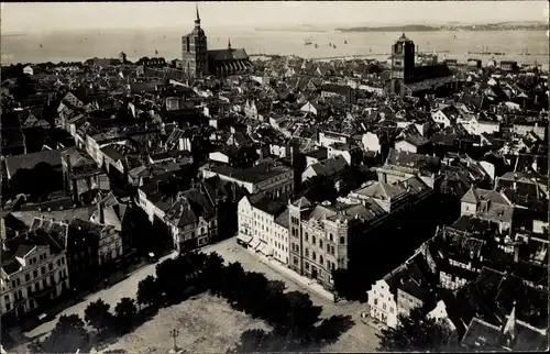 Ak Stralsund in Vorpommern, Blick auf den Ort, St. Jacobi und Nikolaikirche, Fliegeraufnahme