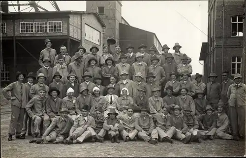 Foto Ak Staßfurt im Salzlandkreis, Gruppenbild in Arbeitskleidung, Fabrikgebäude, Salzbergwerk