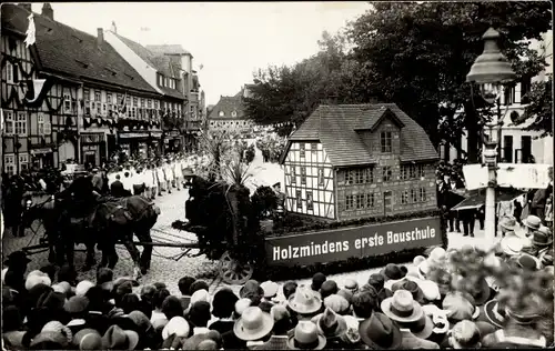 Foto Ak Holzminden im Weserbergland, Festzug, Wagen Holzmindens erste Bauschule, August 1931