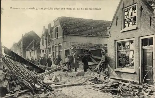 Ak Zierikzee Zeeland, Verwoesting, Zerstörung durch Bombenabwurf 1917, St. Domusstraat, 1. WK