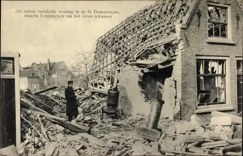 Ak Zierikzee Zeeland, Verwoesting, Zerstörung durch Bombenabwurf 1917, St. Domusstraat, I. WK