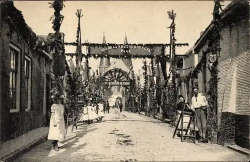 Ak Zierikzee Zeeland, Straatversieringen bij het bezoek van H.M. Koningin Wilhelmina en Z.K.H. Prins