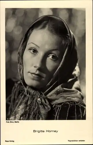 Ak Schauspielerin Brigitte Horney, Portrait, Ross Verlag A 3378 2, Kopftuch