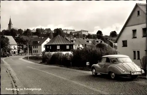 Ak Fichtelberg im Fichtelgebirge Oberfranken, Straßenpartie, Dorf, Auto rückansicht