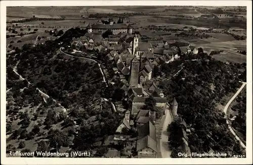 Ak Waldenburg Württemberg, Fliegeraufnahme des Ortes, Kirche, Burg, Türme