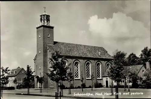 Ak Schoondijke Zeeland Niederlande, Ned. Herv. Kerk met Pastorie