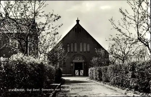 Ak Stavenisse Zeeland Niederlande, Oud. Geref. Gemeente met Pastorie