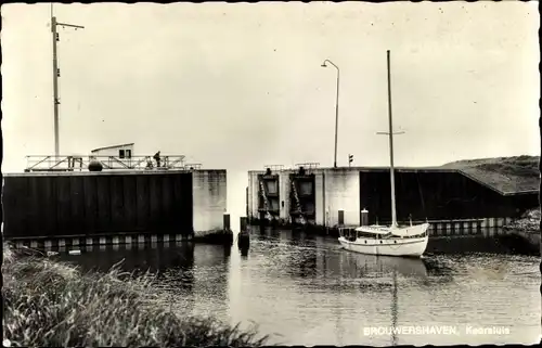 Ak Brouwershaven Zeeland, Boot passiert die Schleuse