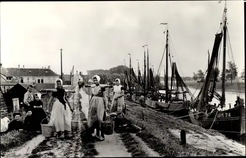 Ak Arnemuiden Zeeland, Vissershaven, Wasserträgerinnen, Niederländische Tracht