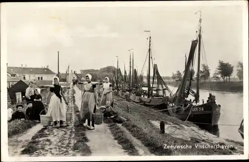 Ak Zeeland, Zeeuwsche Visschershaven, Frauen in Trachten, Fischerboote